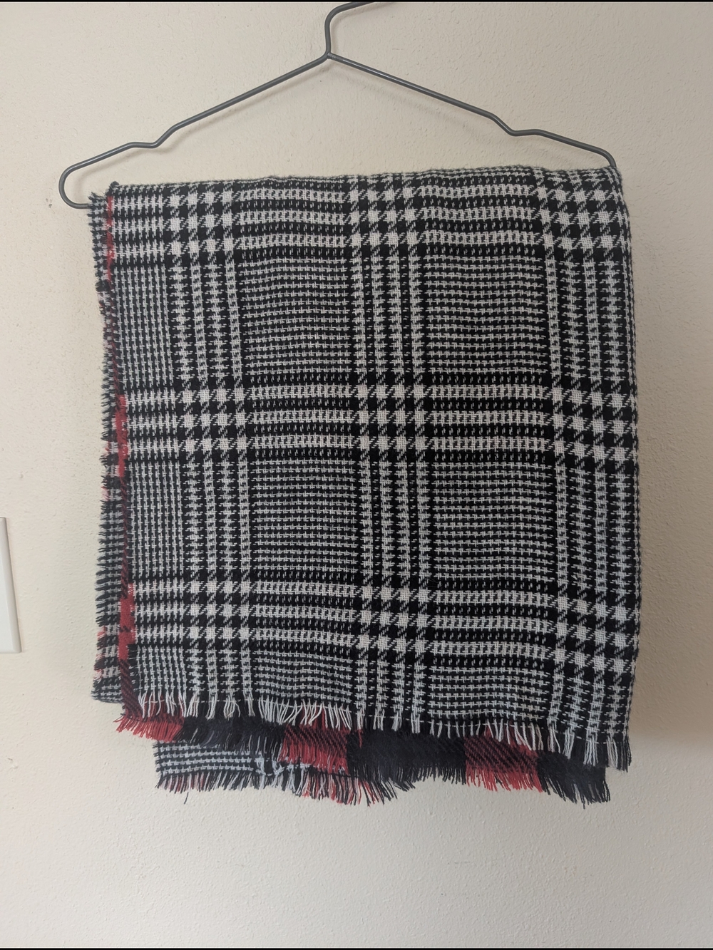 Black & Red Houndstooth Plaid Fringe Blanket Scarf